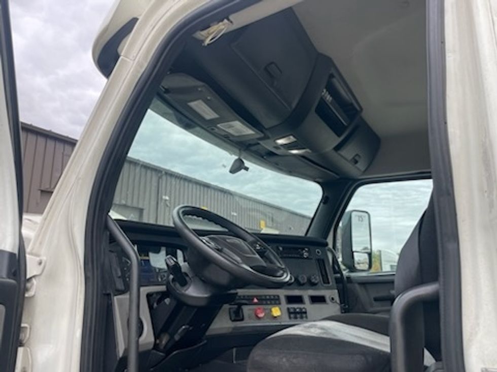 Day Cab Tractor-Heavy Duty Tractors-Freightliner-2020-T12664ST-Twinsburg-OH-531,954\n\t\tmiles-$ 38,250 - Image 9