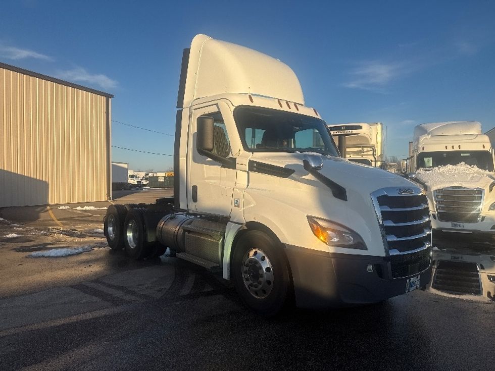 Day Cab Tractor-Heavy Duty Tractors-Freightliner-2020-T12664ST-Twinsburg-OH-613,485\n\t\tmiles-$ 32,000 - Image 1