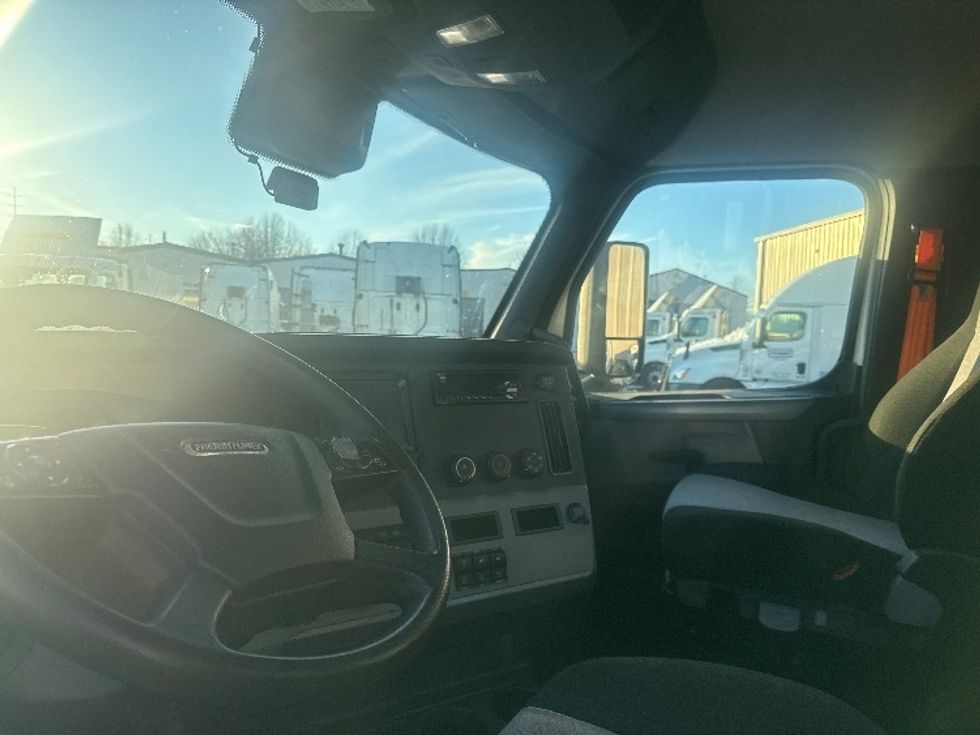 Day Cab Tractor-Heavy Duty Tractors-Freightliner-2020-T12664ST-Twinsburg-OH-613,485\n\t\tmiles-$ 32,000 - Image 10