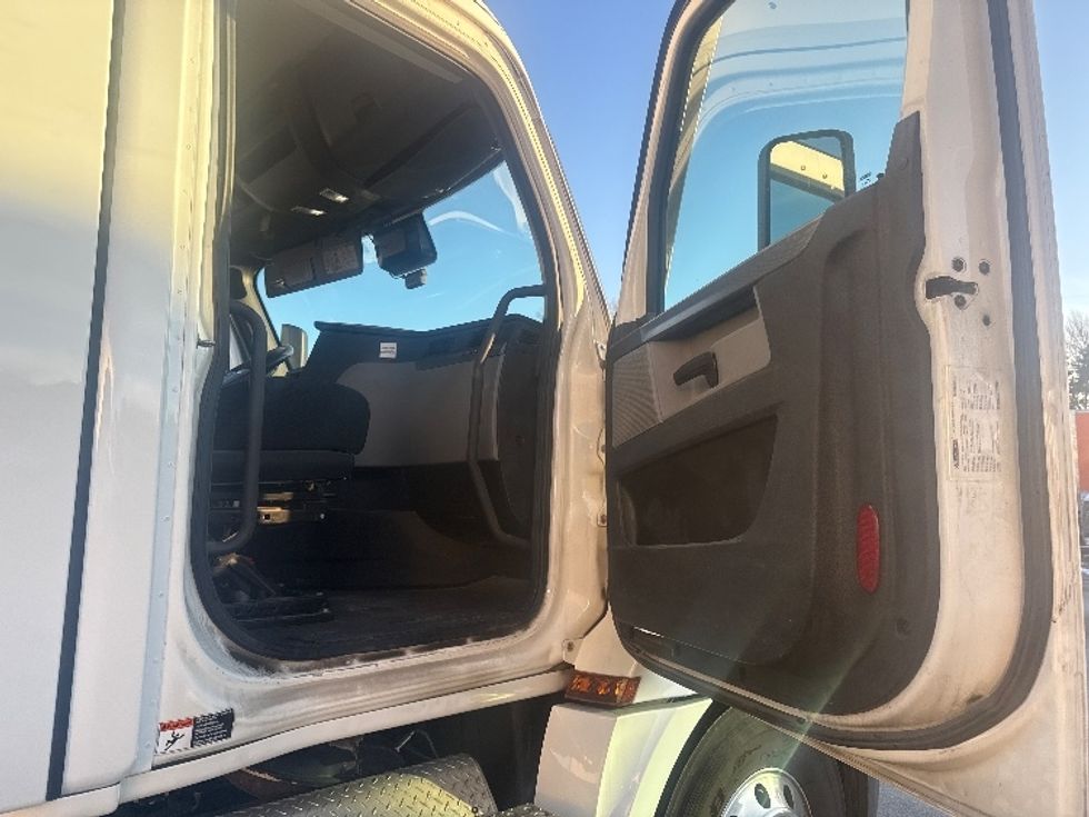 Day Cab Tractor-Heavy Duty Tractors-Freightliner-2020-T12664ST-Twinsburg-OH-613,485\n\t\tmiles-$ 32,000 - Image 12