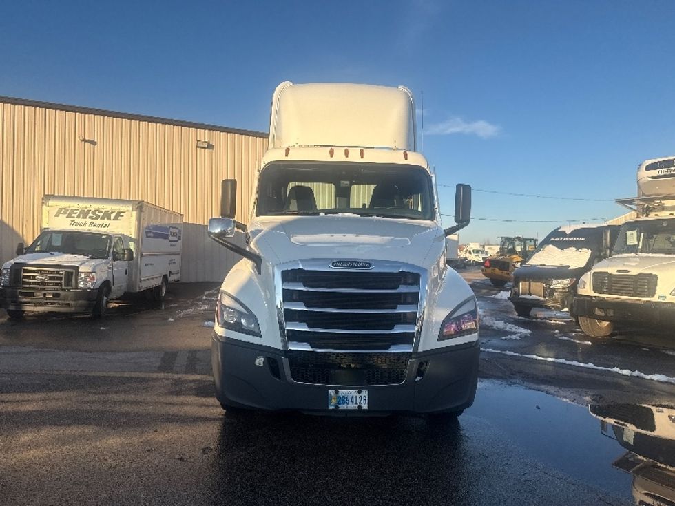 Day Cab Tractor-Heavy Duty Tractors-Freightliner-2020-T12664ST-Twinsburg-OH-613,485\n\t\tmiles-$ 32,000 - Image 2