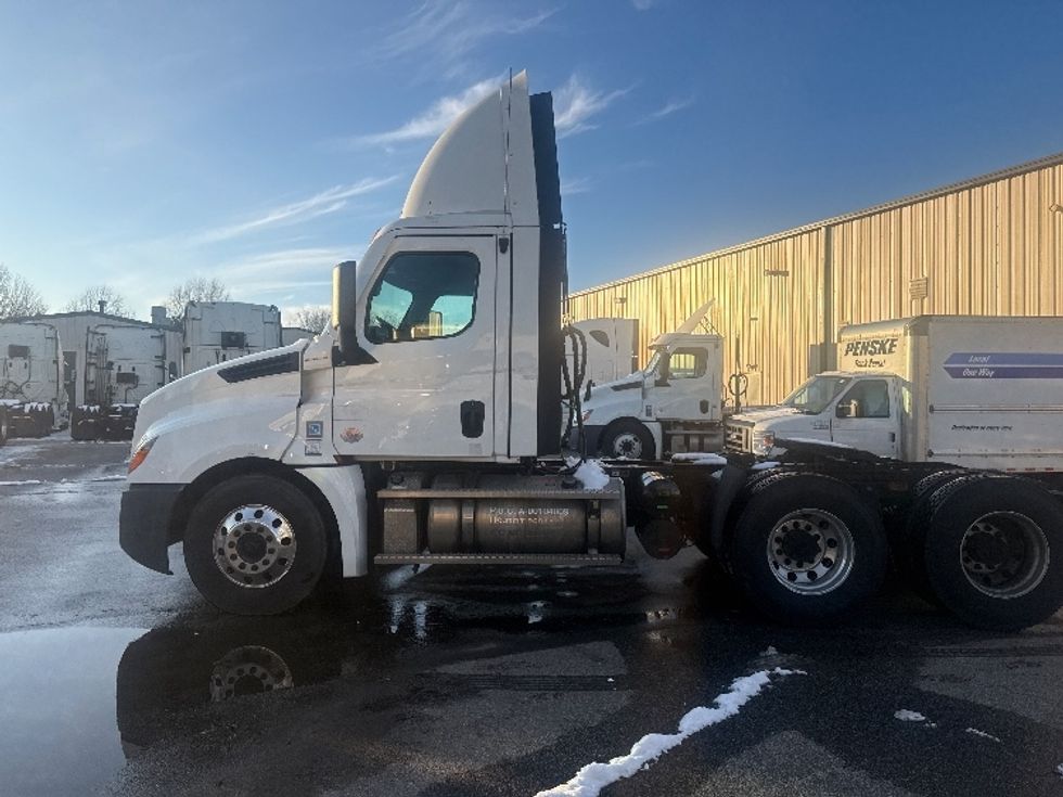 Day Cab Tractor-Heavy Duty Tractors-Freightliner-2020-T12664ST-Twinsburg-OH-613,485\n\t\tmiles-$ 32,000 - Image 4