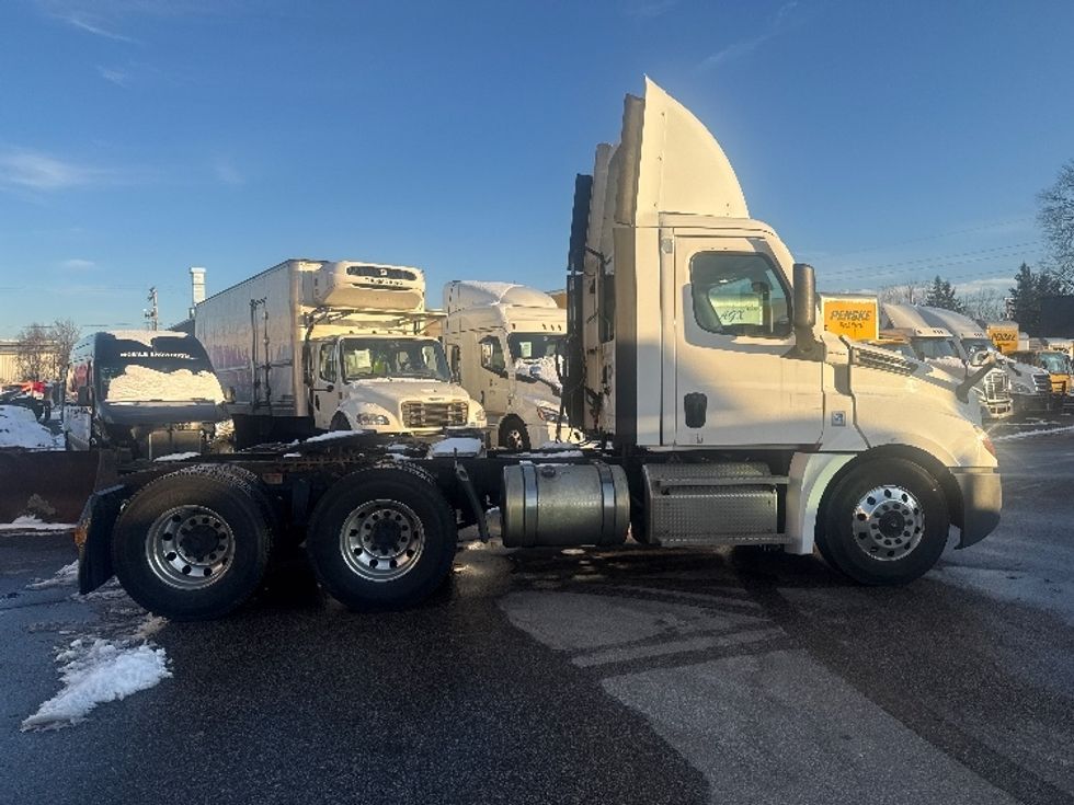 Day Cab Tractor-Heavy Duty Tractors-Freightliner-2020-T12664ST-Twinsburg-OH-613,485\n\t\tmiles-$ 32,000 - Image 8