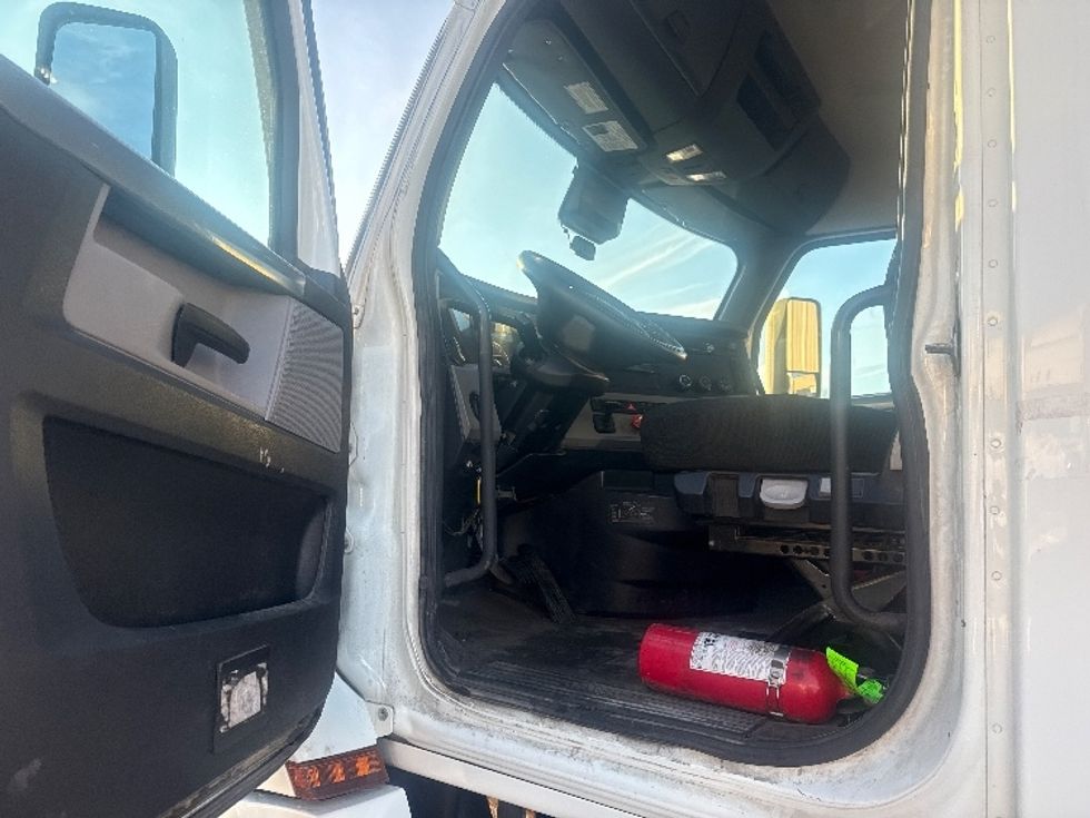 Day Cab Tractor-Heavy Duty Tractors-Freightliner-2020-T12664ST-Twinsburg-OH-613,485\n\t\tmiles-$ 32,000 - Image 9