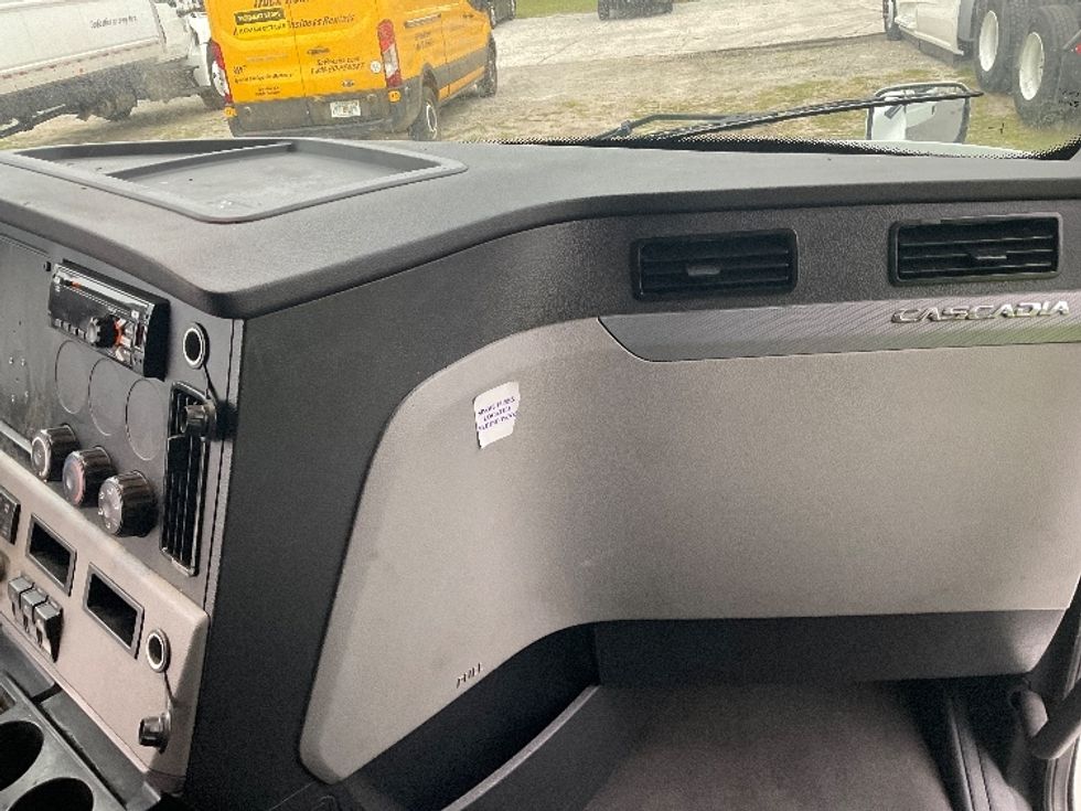 Day Cab Tractor-Heavy Duty Tractors-Freightliner-2020-T12664ST-Valdosta-GA-614,948\n\t\tmiles-$ 34,500 - Image 13