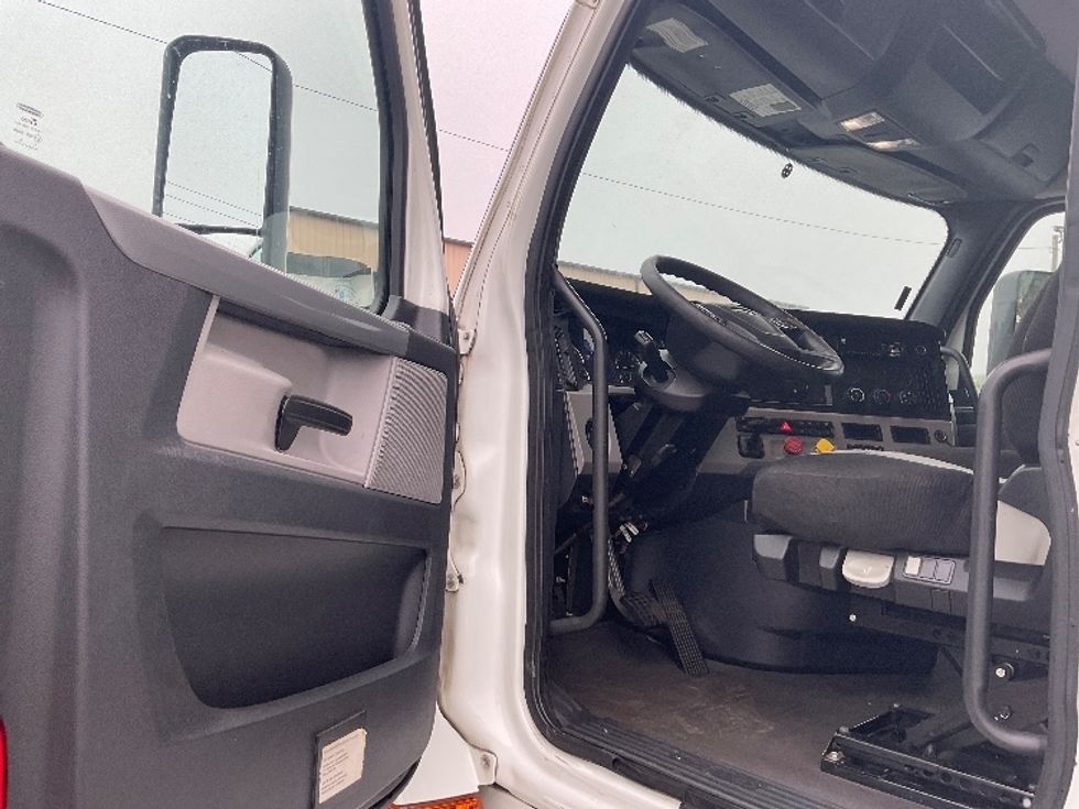 Day Cab Tractor-Heavy Duty Tractors-Freightliner-2020-T12664ST-Valdosta-GA-614,948\n\t\tmiles-$ 34,500 - Image 9