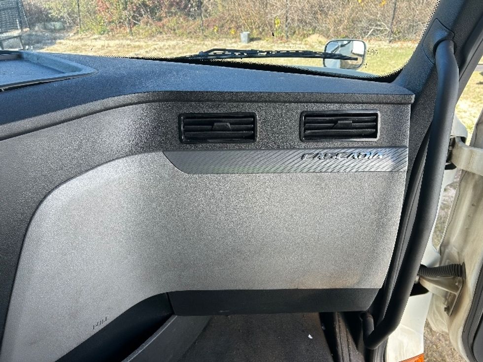 Day Cab Tractor-Heavy Duty Tractors-Freightliner-2020-T12664ST-Valdosta-GA-757,214\n\t\tmiles-$ 12,000 - Image 13