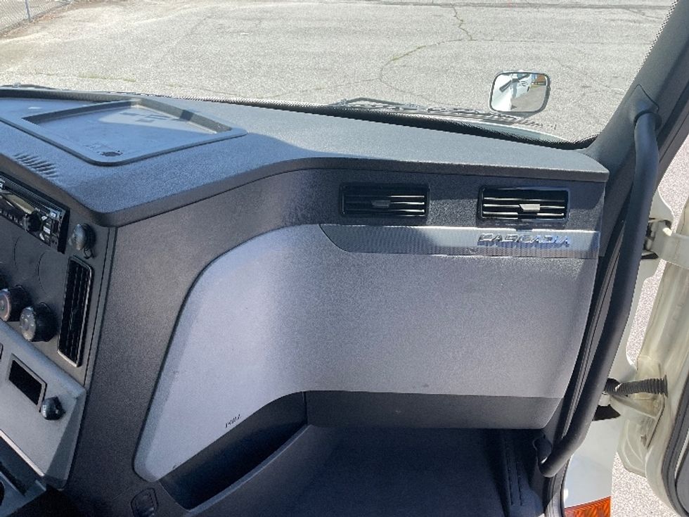Day Cab Tractor-Heavy Duty Tractors-Freightliner-2020-T12664ST-Valdosta-GA-858,335\n\t\tmiles-$ 30,250 - Image 13