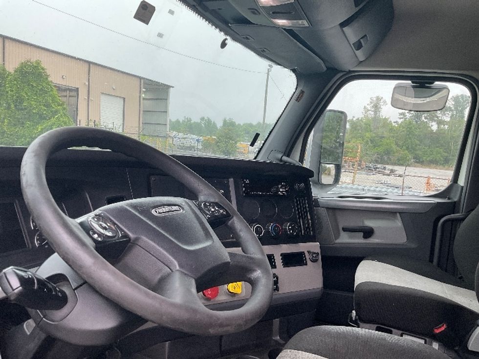 Day Cab Tractor-Heavy Duty Tractors-Freightliner-2020-T12664ST-Valdosta-GA-886,885\n\t\tmiles-$ 30,500 - Image 10