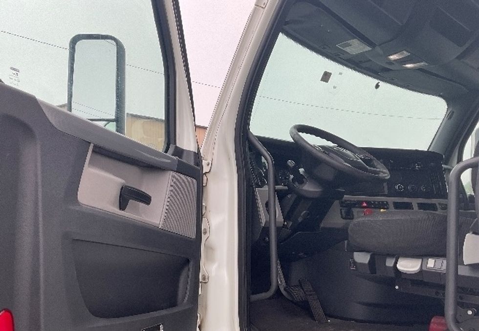 Day Cab Tractor-Heavy Duty Tractors-Freightliner-2020-T12664ST-Valdosta-GA-886,885\n\t\tmiles-$ 30,500 - Image 9
