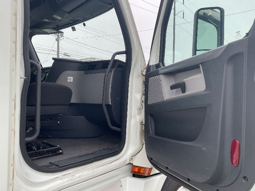 Day Cab Tractor-Heavy Duty Tractors-Freightliner-2020-T12664ST-Valdosta-GA-909,204\n\t\tmiles-$ 30,500 - Image 12