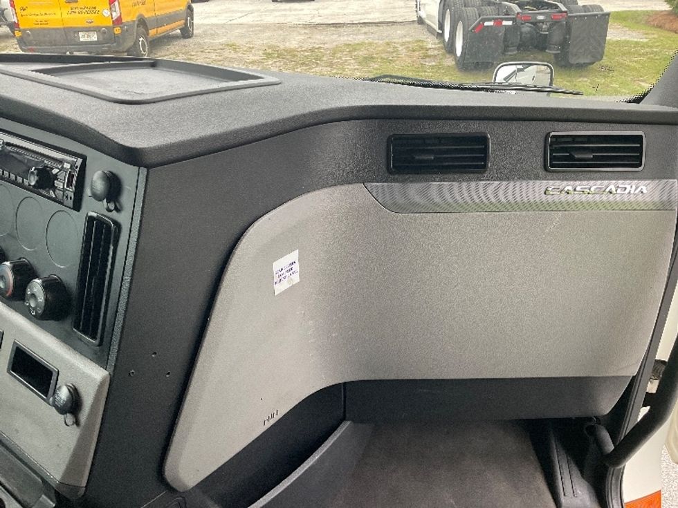 Day Cab Tractor-Heavy Duty Tractors-Freightliner-2020-T12664ST-Valdosta-GA-909,204\n\t\tmiles-$ 30,500 - Image 13