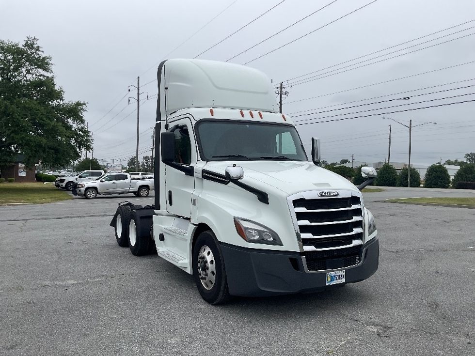 Day Cab Tractor-Heavy Duty Tractors-Freightliner-2020-T12664ST-Valdosta-GA-927,097\n\t\tmiles-$ 30,500 - Image 1
