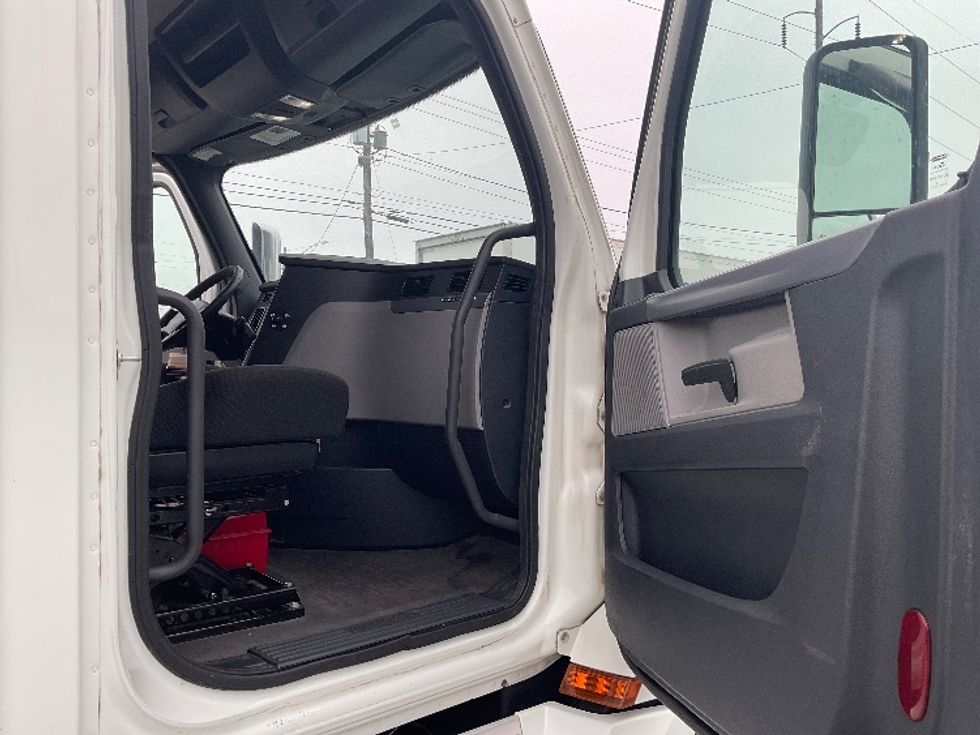 Day Cab Tractor-Heavy Duty Tractors-Freightliner-2020-T12664ST-Valdosta-GA-927,097\n\t\tmiles-$ 30,500 - Image 12