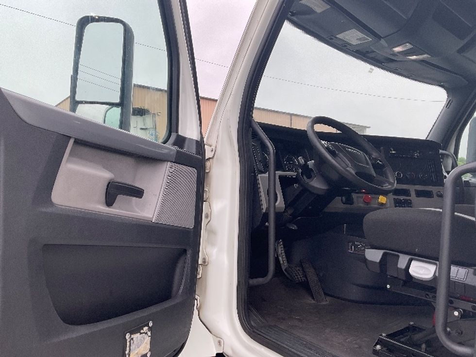 Day Cab Tractor-Heavy Duty Tractors-Freightliner-2020-T12664ST-Valdosta-GA-927,097\n\t\tmiles-$ 30,500 - Image 9