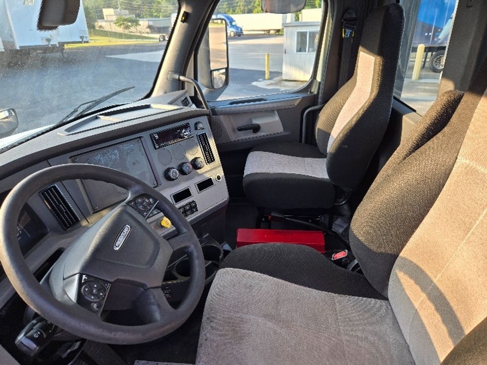 2020 Freightliner Cascadia 126" Day cab photo 10