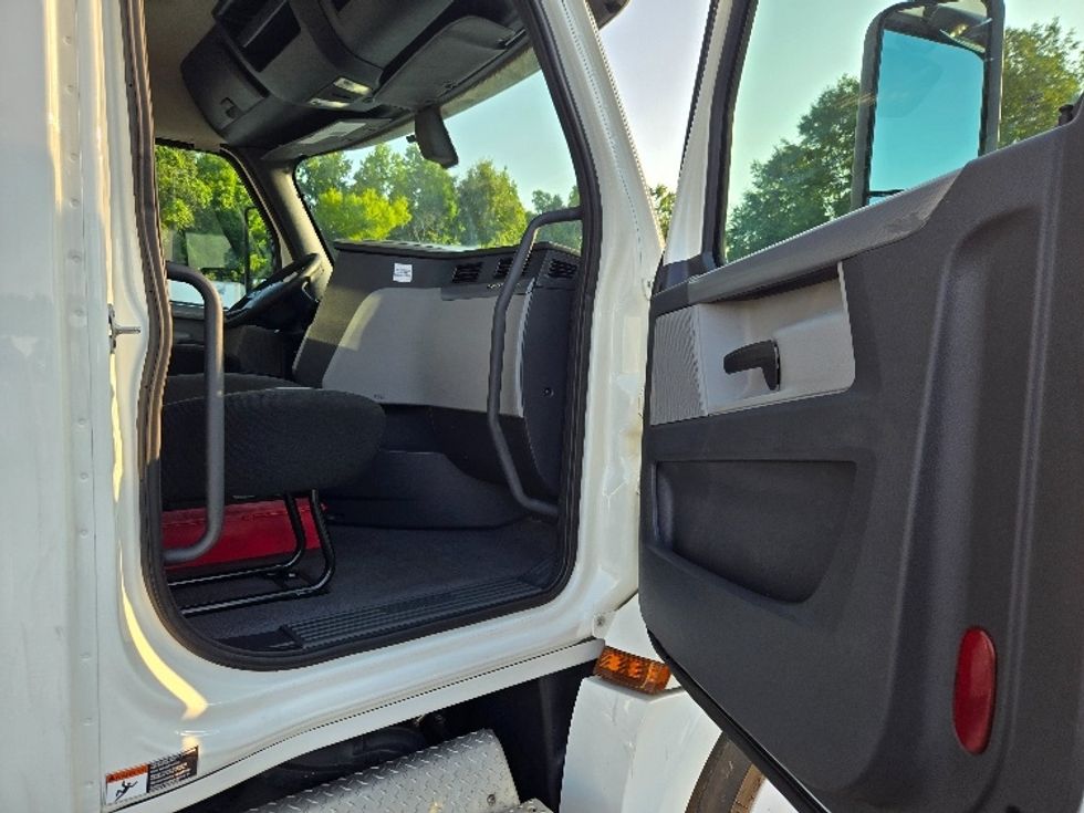 2020 Freightliner Cascadia 126" Day cab photo 12