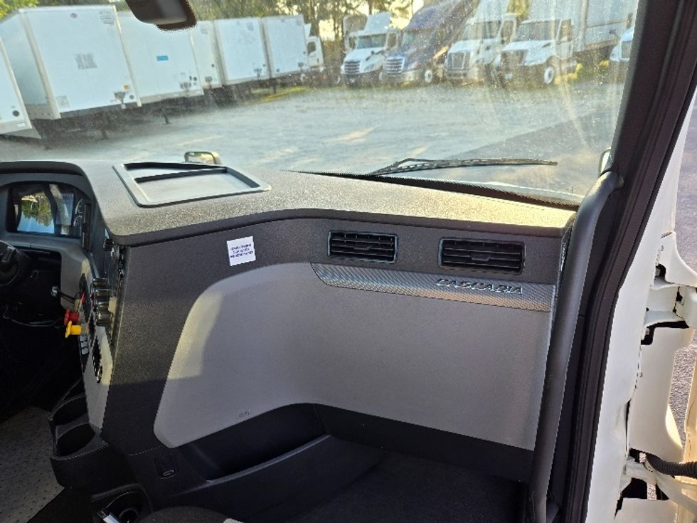 2020 Freightliner Cascadia 126" Day cab photo 13