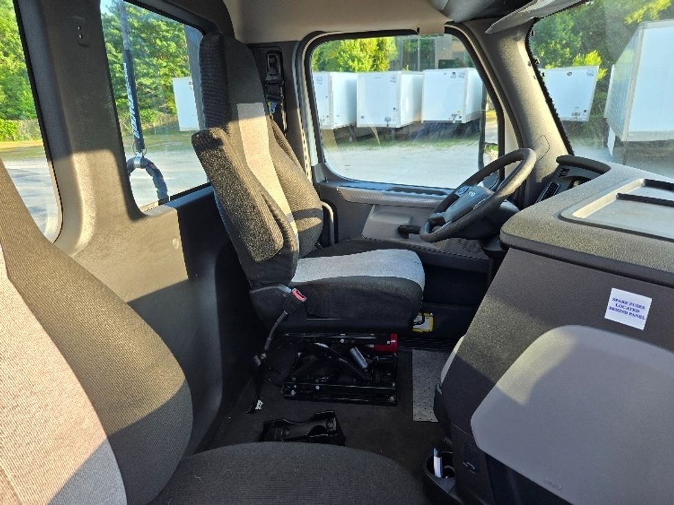 2020 Freightliner Cascadia 126" Day cab photo 14