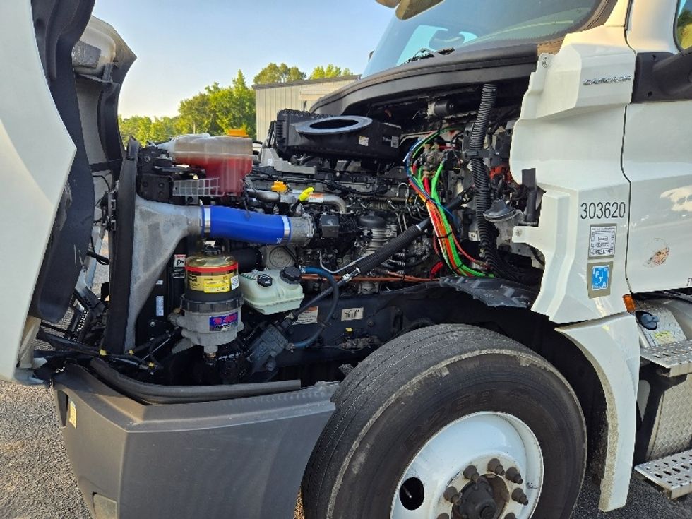 2020 Freightliner Cascadia 126" Day cab photo 16