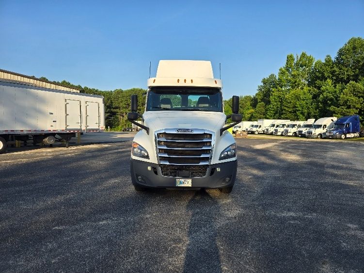 2020 Freightliner Cascadia 126" Day cab photo 2