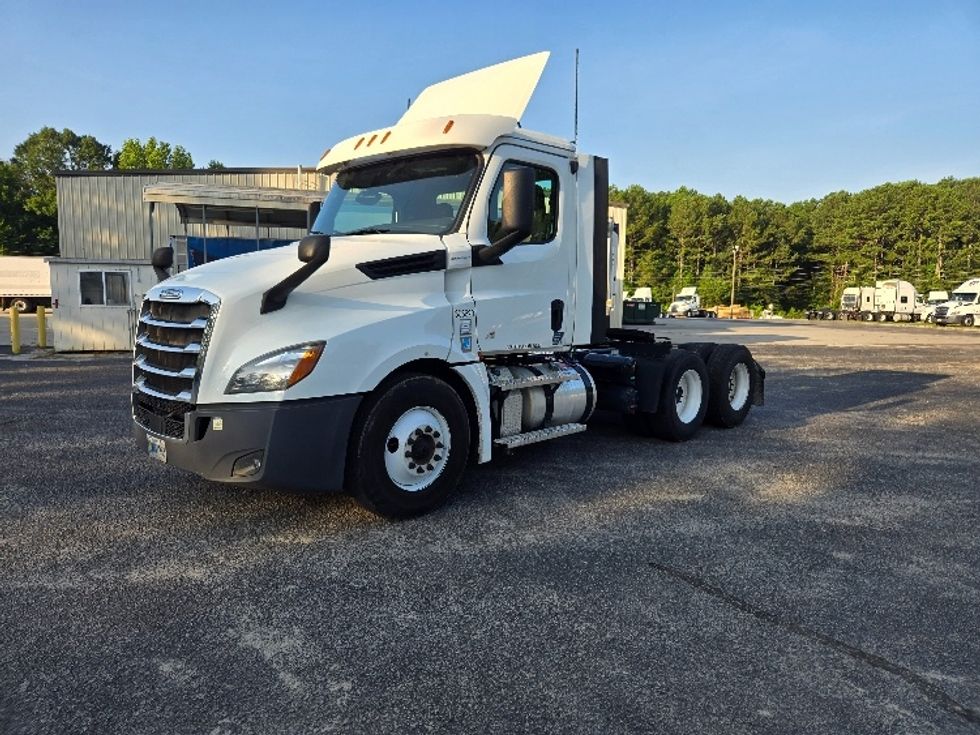 2020 Freightliner Cascadia 126" Day cab photo 3