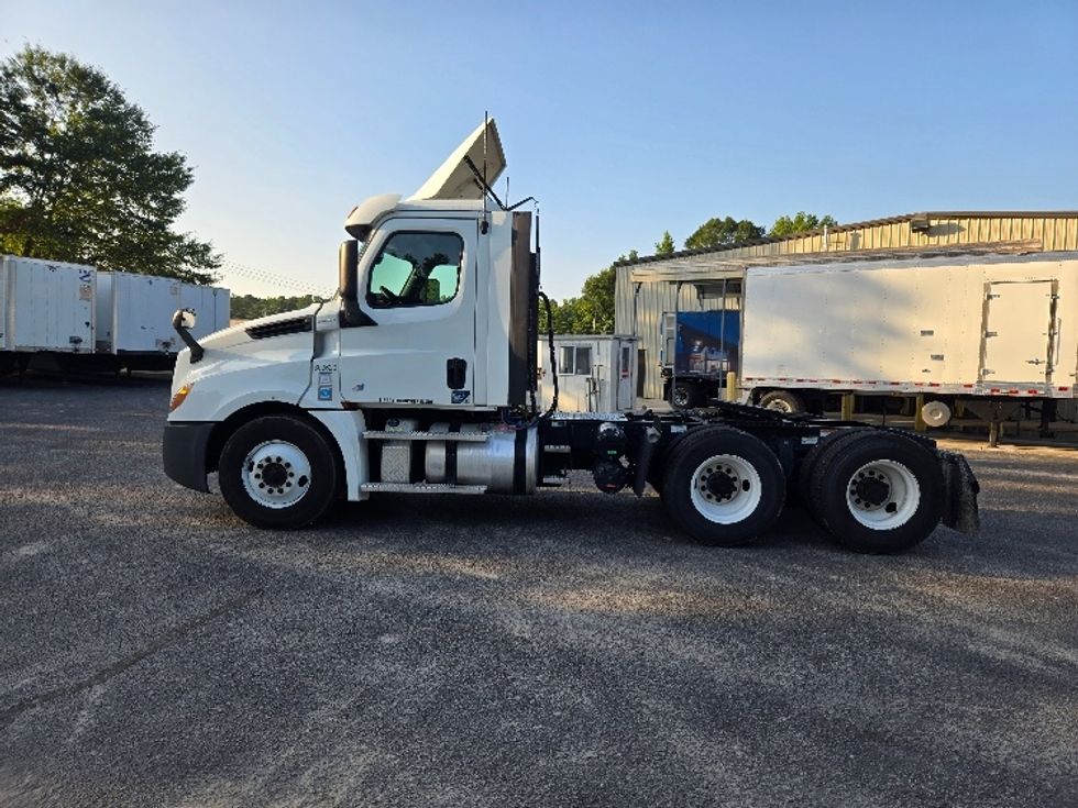 2020 Freightliner Cascadia 126" Day cab photo 4
