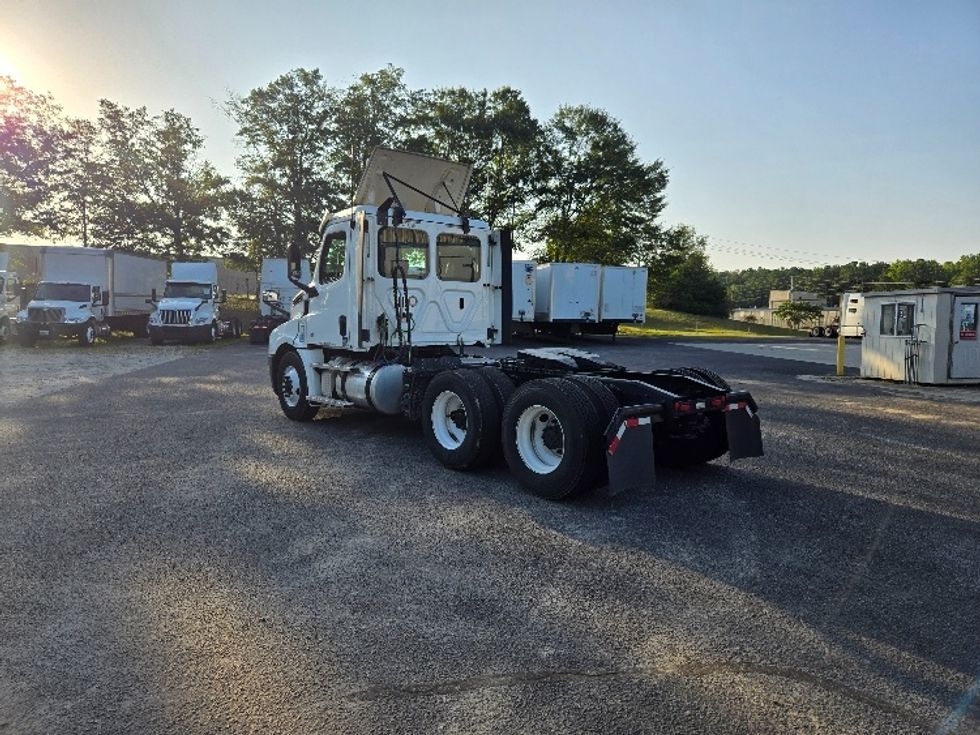 2020 Freightliner Cascadia 126" Day cab photo 5