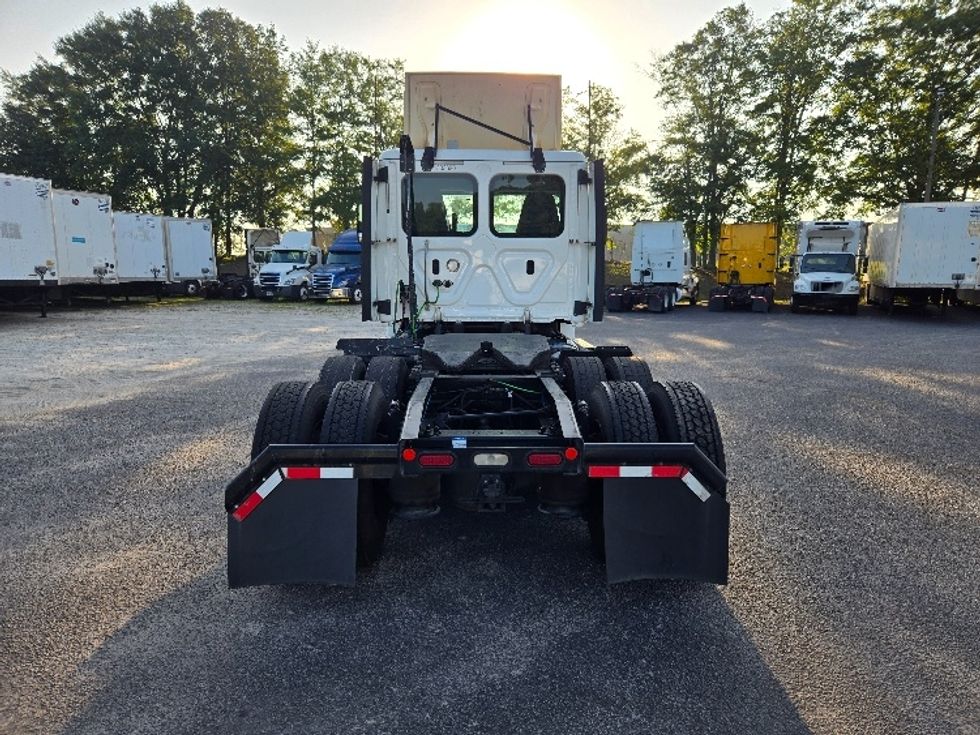 2020 Freightliner Cascadia 126" Day cab photo 6