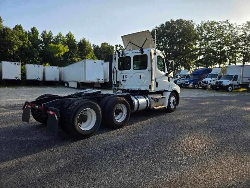 2020 Freightliner Cascadia 126" Day cab photo 7
