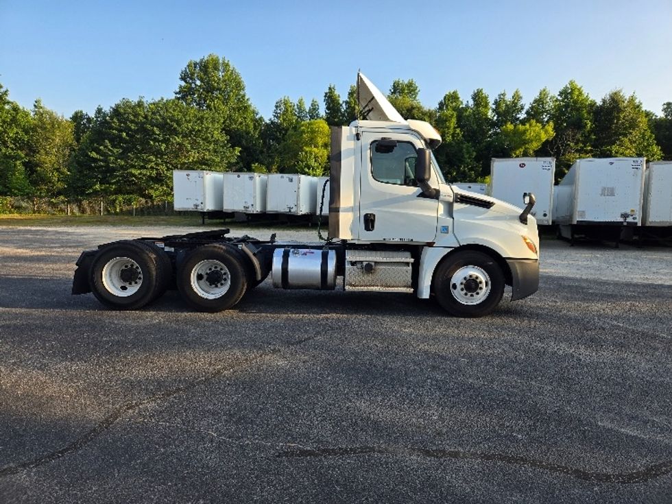 2020 Freightliner Cascadia 126" Day cab photo 8