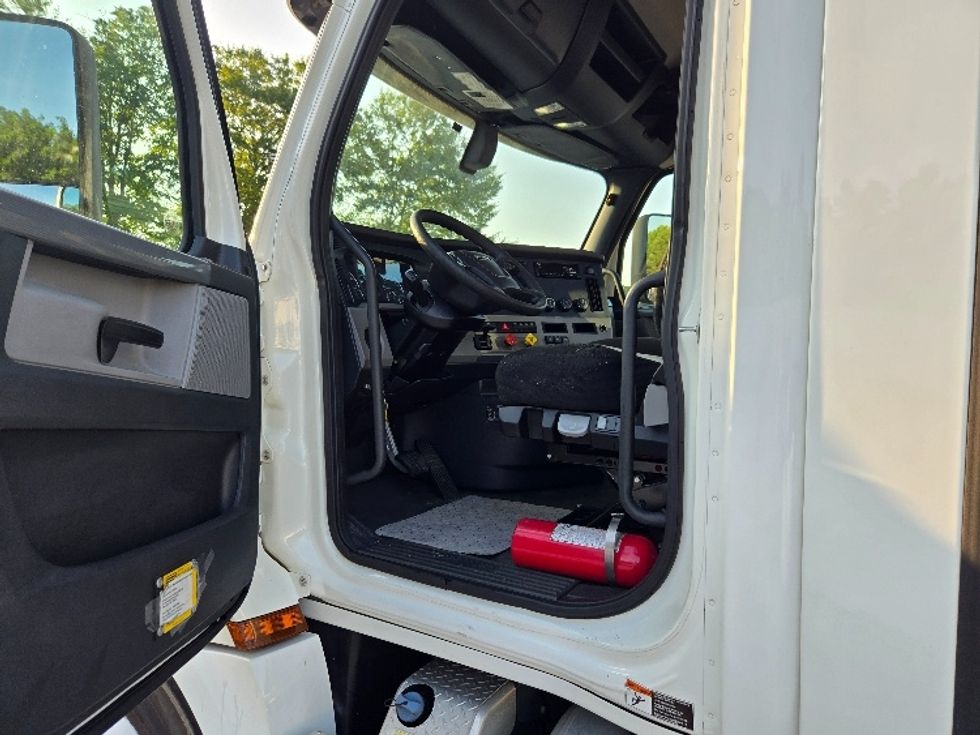 2020 Freightliner Cascadia 126" Day cab photo 9