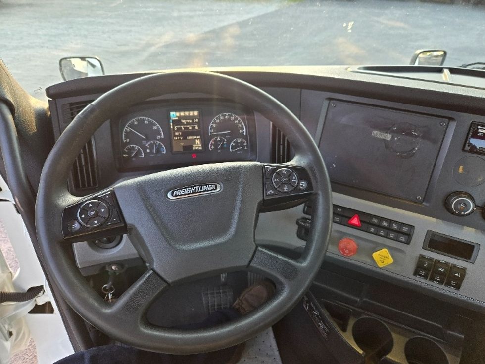 2020 Freightliner Cascadia 126" Day cab photo 10
