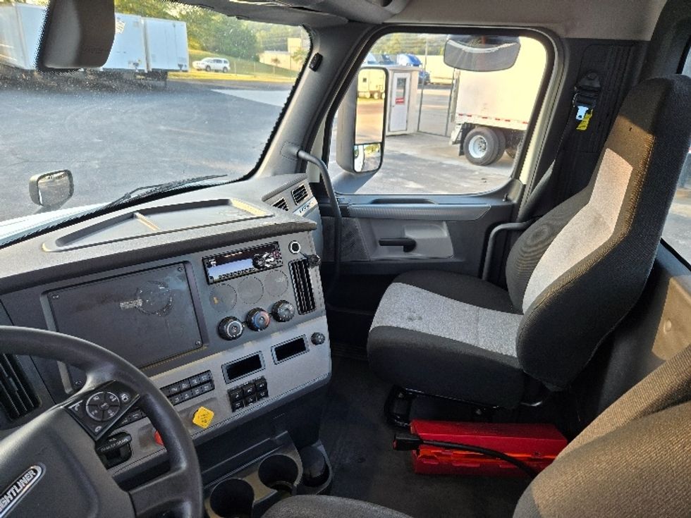 2020 Freightliner Cascadia 126" Day cab photo 11