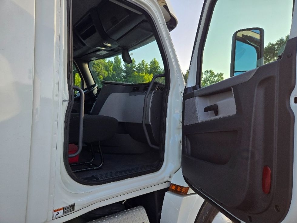 2020 Freightliner Cascadia 126" Day cab photo 12