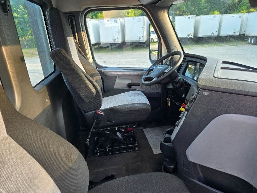 2020 Freightliner Cascadia 126" Day cab photo 13