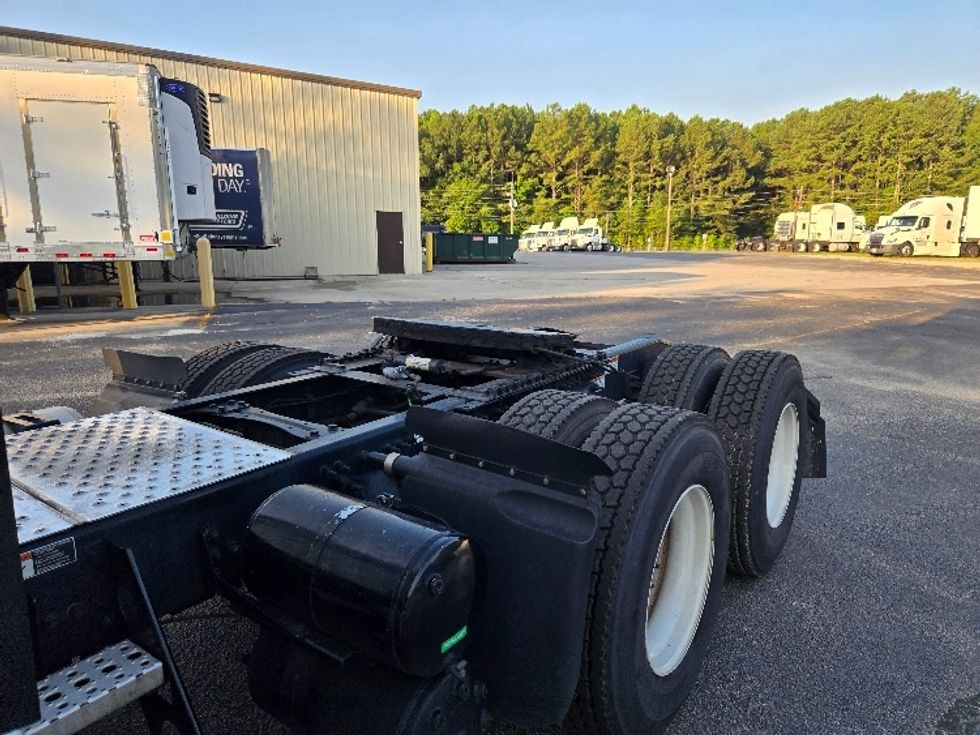 2020 Freightliner Cascadia 126" Day cab photo 16