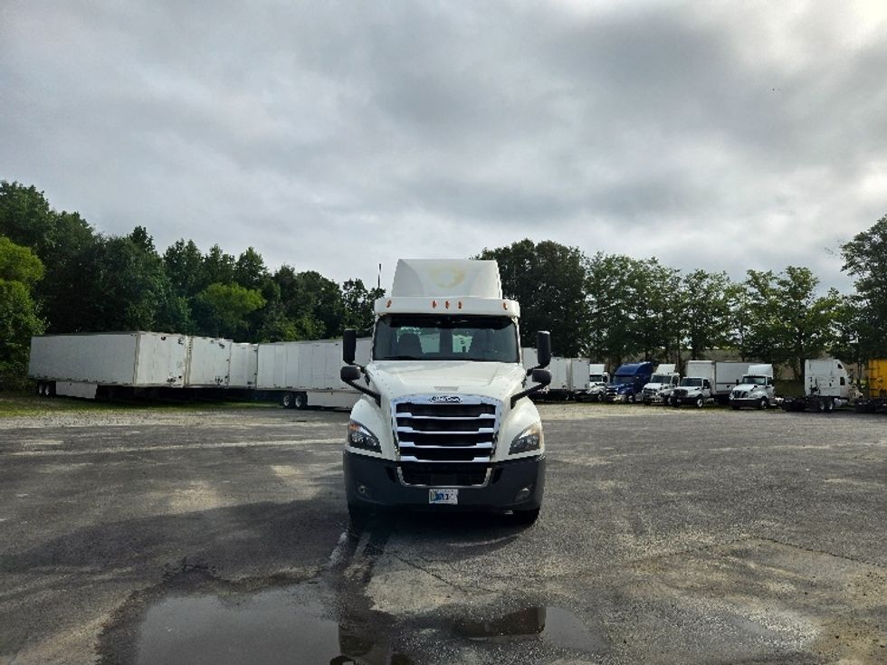 2020 Freightliner Cascadia 126" Day cab photo 2