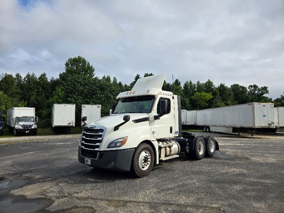2020 Freightliner Cascadia 126" Day cab photo 3