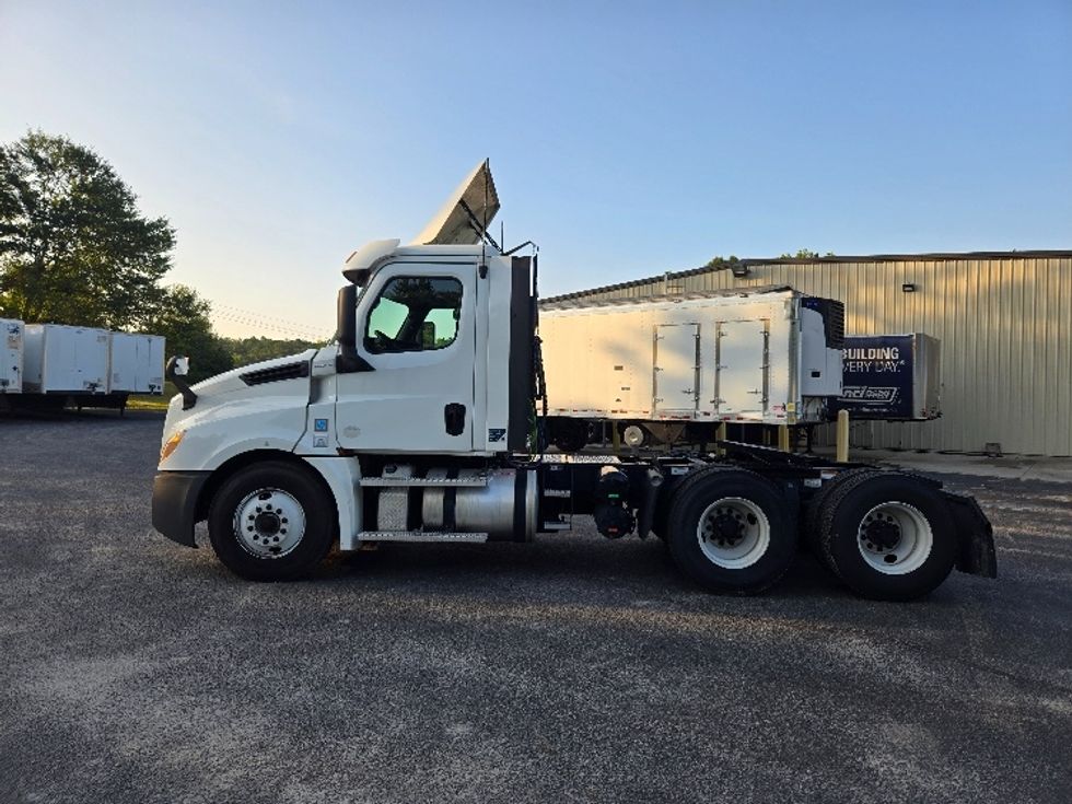 2020 Freightliner Cascadia 126" Day cab photo 4
