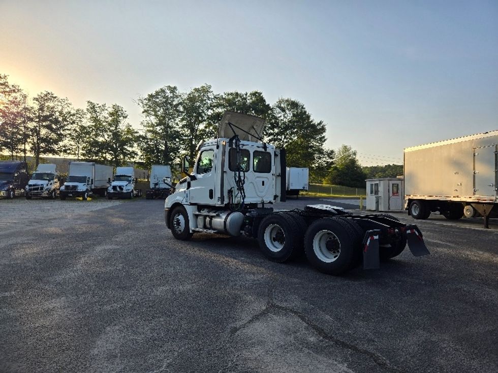 2020 Freightliner Cascadia 126" Day cab photo 5