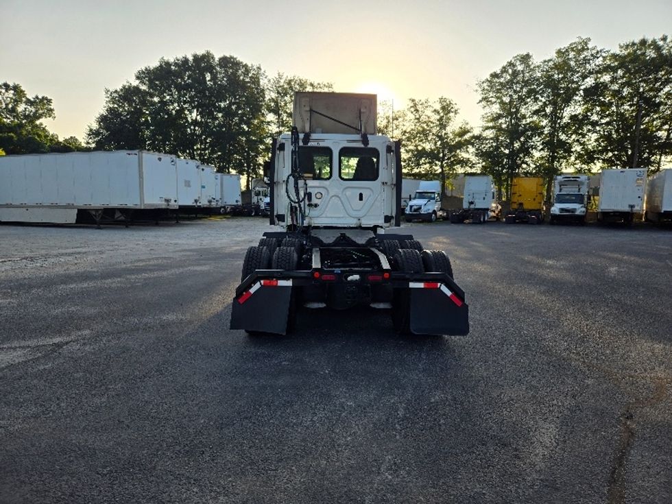 2020 Freightliner Cascadia 126" Day cab photo 6