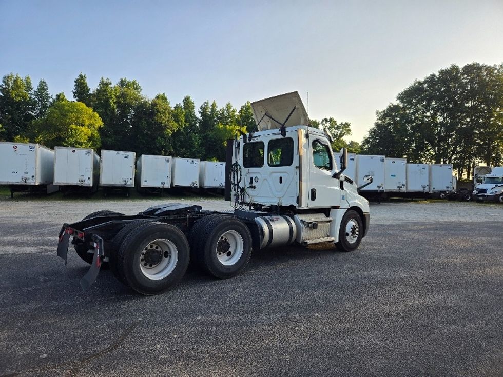 2020 Freightliner Cascadia 126" Day cab photo 7