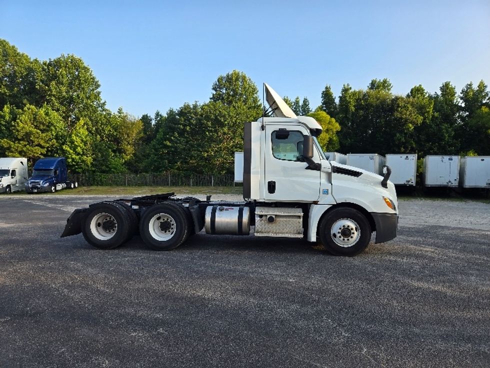 2020 Freightliner Cascadia 126" Day cab photo 8