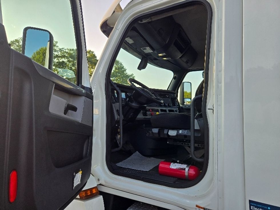 2020 Freightliner Cascadia 126" Day cab photo 9
