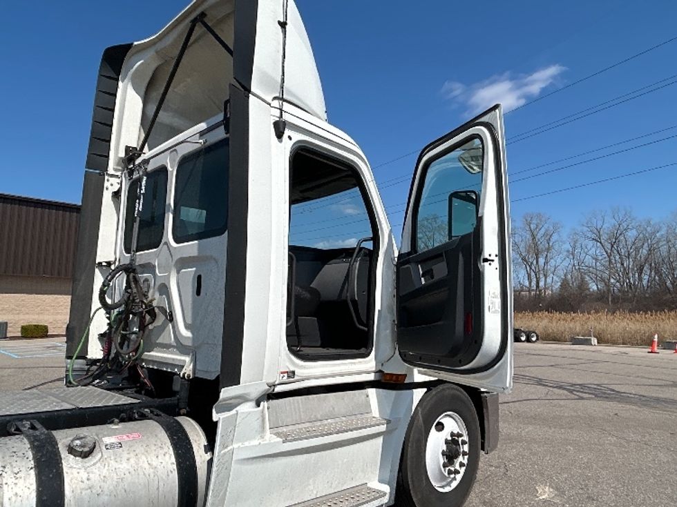 Day Cab Tractor-Heavy Duty Tractors-Freightliner-2020-T12664ST-Warren-MI-554,172\n\t\tmiles-$ 31,000 - Image 12