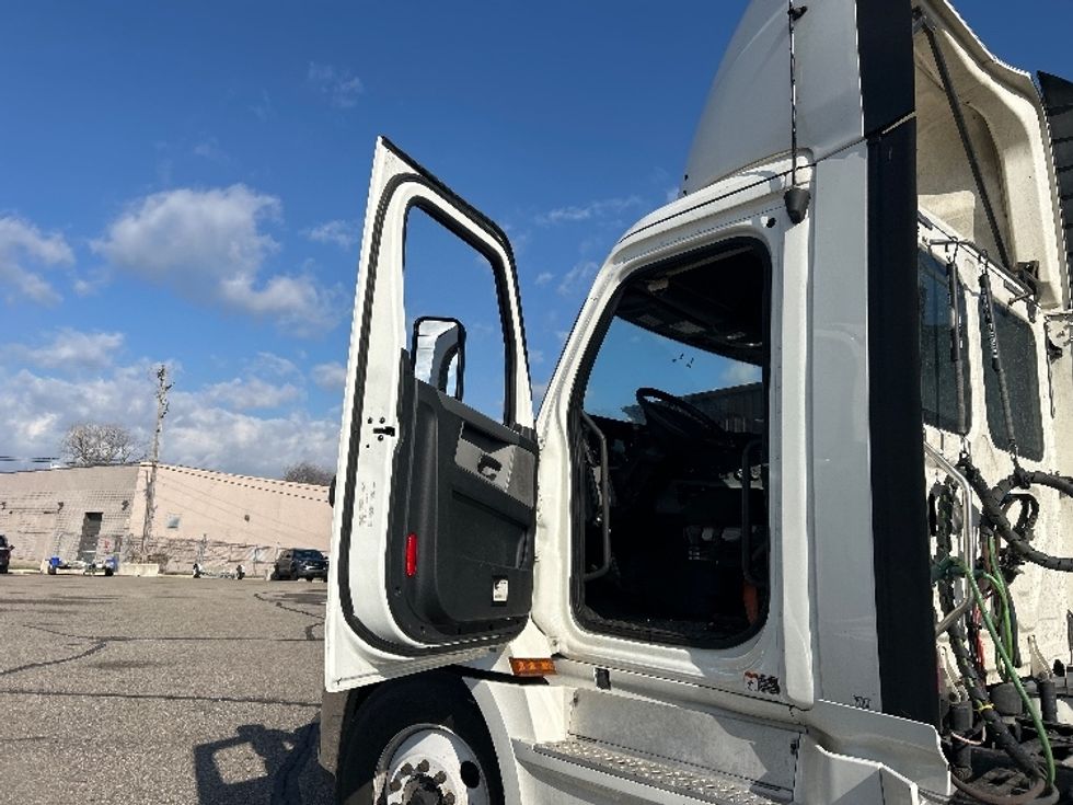 Day Cab Tractor-Heavy Duty Tractors-Freightliner-2020-T12664ST-Warren-MI-554,172\n\t\tmiles-$ 31,000 - Image 9