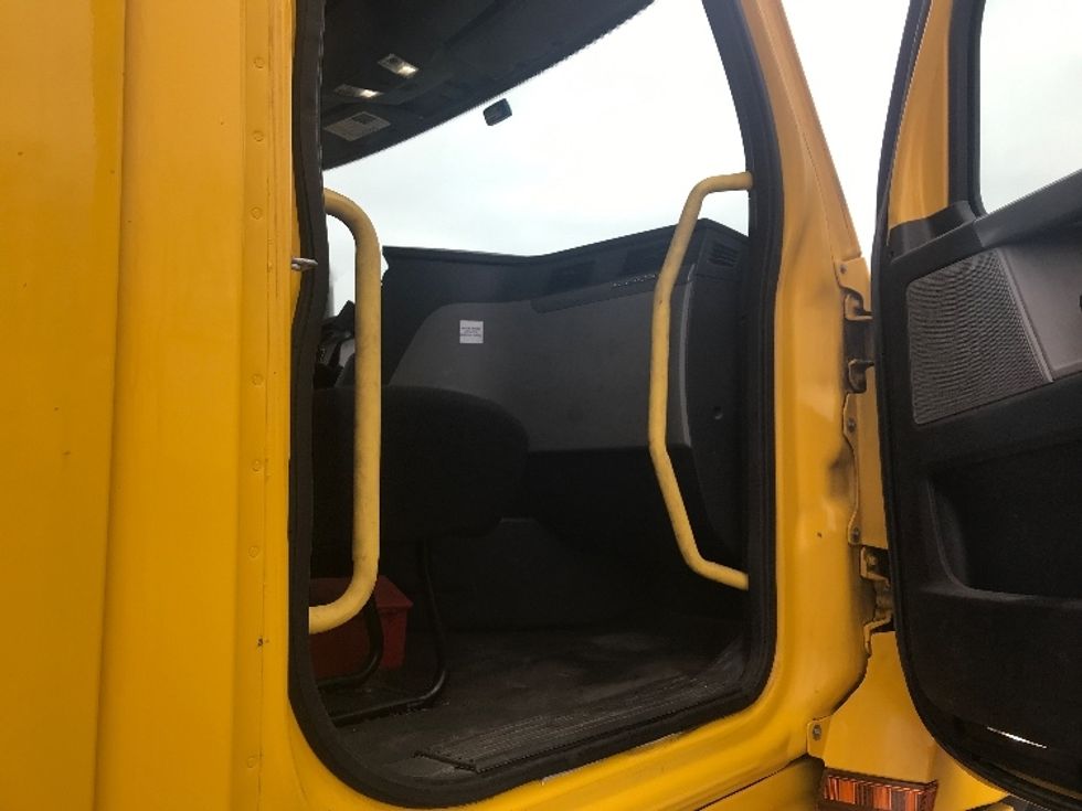 Day Cab Tractor-Heavy Duty Tractors-Freightliner-2020-T12664ST-Watertown-NY-355,441\n\t\tmiles-$ 47,000 - Image 12