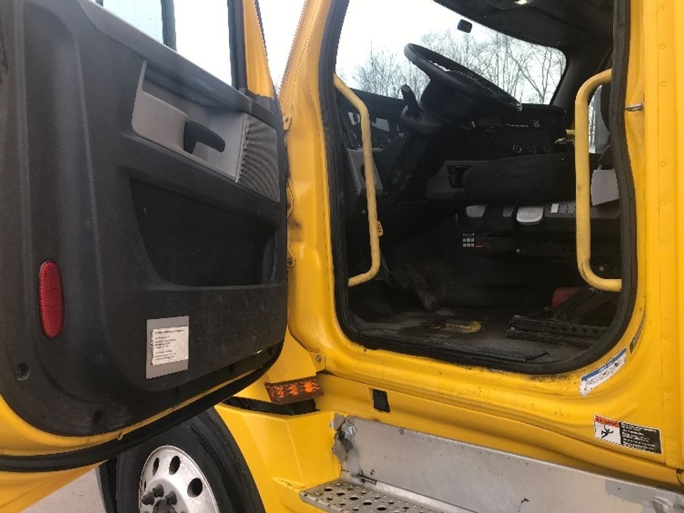 Day Cab Tractor-Heavy Duty Tractors-Freightliner-2020-T12664ST-Watertown-NY-355,441\n\t\tmiles-$ 47,000 - Image 9