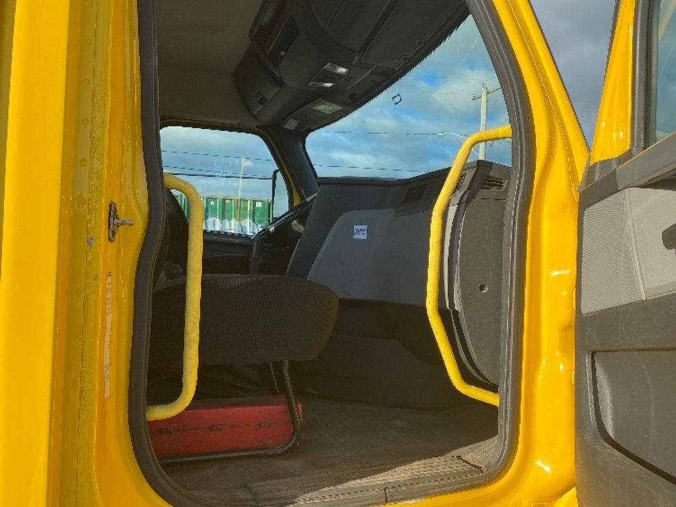 Day Cab Tractor-Heavy Duty Tractors-Freightliner-2020-T12664ST-Watertown-NY-374,428\n\t\tmiles-$ 41,500 - Image 12